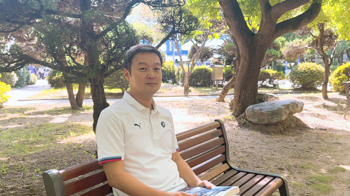 구인혁 교수는 인터뷰에서 청년들에게 실전 경험 남기는 '잡 파운드리'에 대해 설명했다./사진=권현수기자
