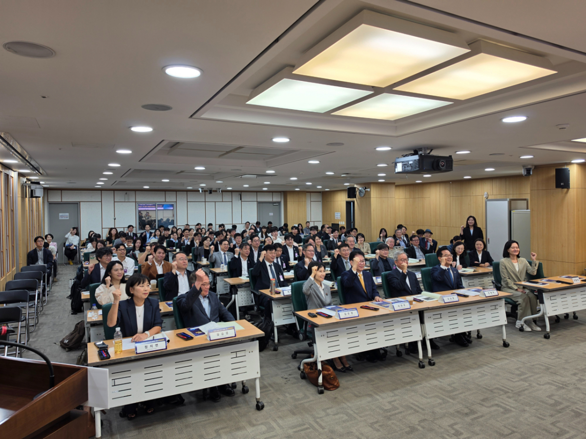 10일 서울 여의도 국회에서 '제3차 국민의 금융기본권 실현을 위한 정책토론회'가 열렸다. 토론회 참여자들이 단체 사진을 찍는 모습./사진=이창섭 기자.
