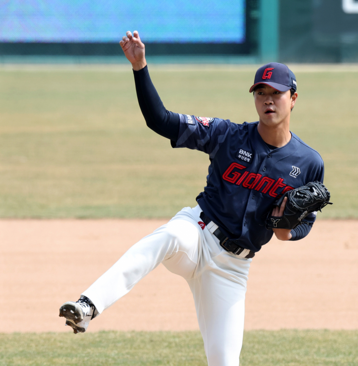 롯데 우완투수 윤성빈이 3월 24일 랜더스필드에서 열린 1016 프로야구 시범경기 SSG랜더스와 롯데자이언츠 경기 6회말 등판하고  있다.  2026.03.24. /사진=강영조 cameratalks@