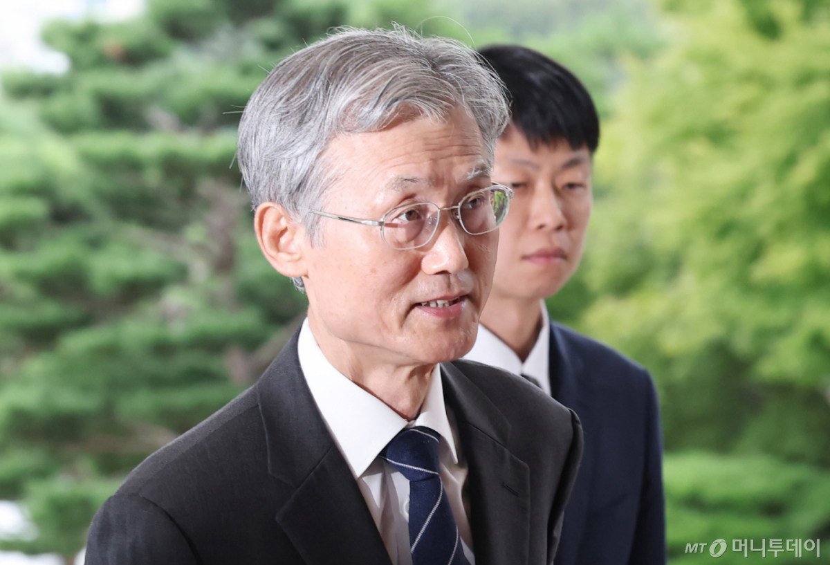 조희대 대법원장이 10일 오전 서울 서초구 대법원 청사로 출근하고 있다. /사진=머니투데이 DB