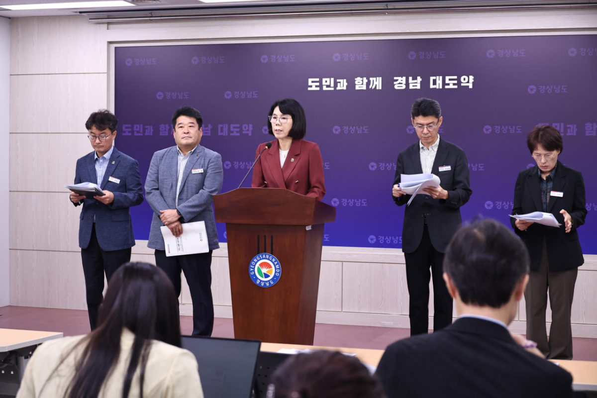 이미화 경남도 산업국장(가운데)이 경남 SMR 글로벌 육성전략 2.0을 발표하고 있다./사진제공=경남도