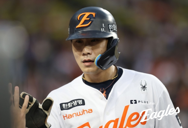 한화 이글스 심우준이 9일 대전 한화생명볼파크에서 열린 LG 트윈스와 홈경기에서 득점한 뒤 하이파이브를 하고 있다. /사진=한화 이글스 제공