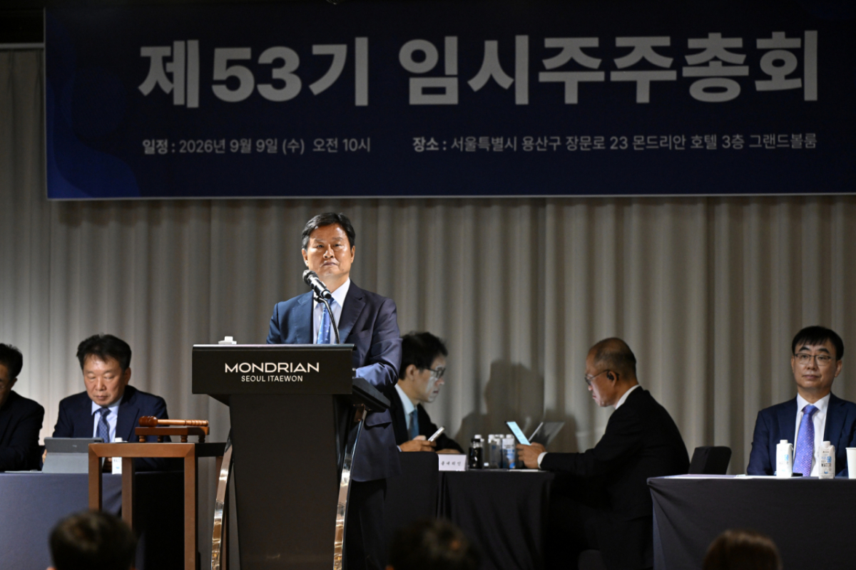 [서울=뉴시스] 김선웅 기자 = 박기덕 고려아연 대표가 9일 서울 용산 몬드리안호텔에서 열린 제53기 임시주주총회에 참석해 개회를 알리고 있다.  (공동취재) 2026.09.09. photo@newsis.com /사진=