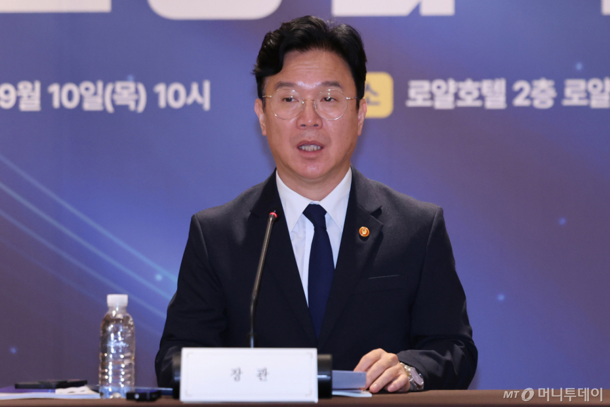 김영훈 고용노동부 장관이 10일 서울 중구 로얄호텔 명동에서 열린 제1회 전국 노동감독협의회에서 인사말을 하고 있다. /사진=뉴시스