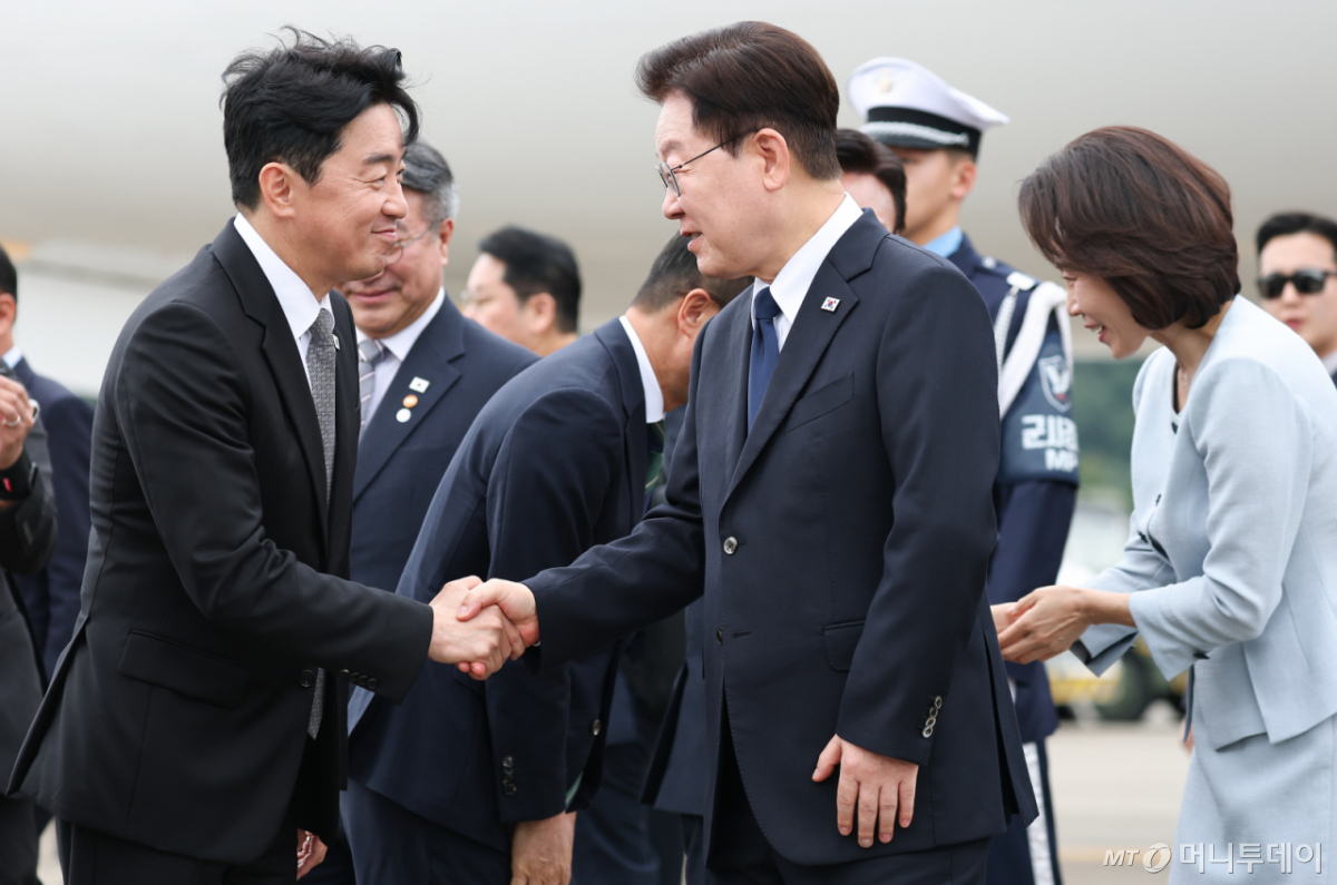 (성남=뉴스1) 이재명 기자 = 프랑스 국빈 방문 일정을 마치고 귀국한 이재명 대통령이 10일 성남 서울공항에서 환영나온 강훈식 대통령비서실장과 인사하고 있다. 2026.9.10/뉴스1 Copyright © 뉴스1. All rights reserved. 무단 전재 및 재배포, AI학습 이용 금지. /사진=(성남=뉴스1) 이재명 기자