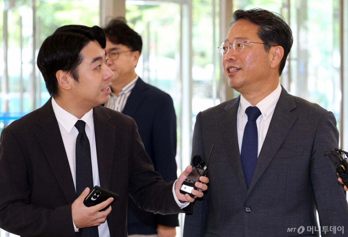 [서울=뉴시스] 이영환 기자 = 김승원 법무부 장관 후보자가 10일 오전 서울 종로구에 마련된 인사청문회 준비사무실로 출근하고 있다. 2026.09.10. 20hwan@newsis.com /사진=이영환