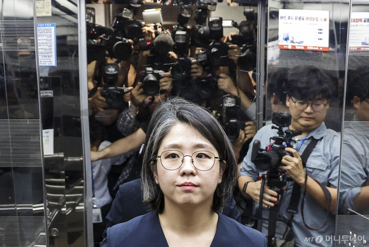 [서울=뉴시스] 정병혁 기자 = 용혜인 성평등가족부 장관 후보자가 10일 서울 여의도 국회 소통관에서 '의원직 겸직 논란' 등 자신에 제기된 의혹과 관련한 기자회견을 마친 뒤 이동하고 있다. 2026.09.10. jhope@newsis.com /사진=정병혁