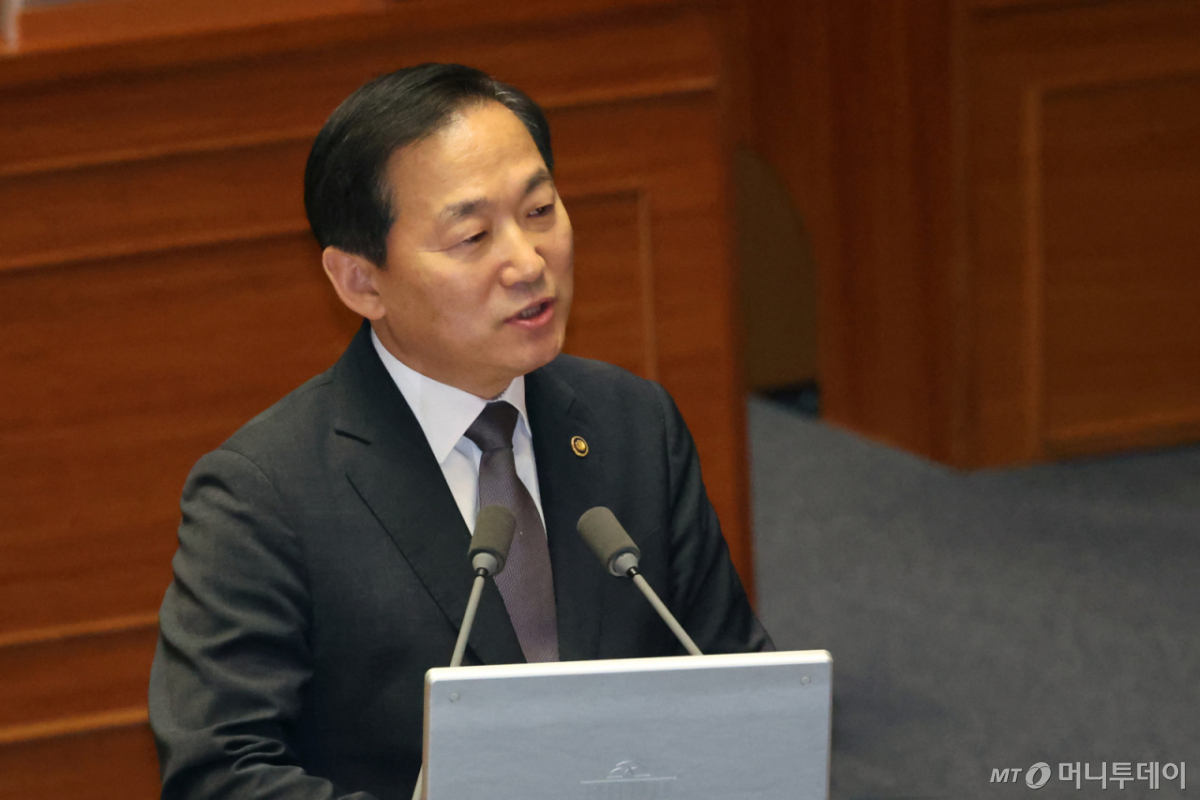(서울=뉴스1) 황기선 기자 = 이두희 국방부 차관이 10일 오후 서울 여의도 국회에서 열린 제439회국회(정기회) 제6차 본회의에서 대정부질문(외교·통일·안보)에 답하고 있다.   이날 안규백 국방부 장관은 국외 출장으로 불출석했다. 2026.9.10/뉴스1  Copyright © 뉴스1. All rights reserved. 무단 전재 및 재배포,  AI학습 이용 금지. /사진=(서울=뉴스1) 황기선 기자