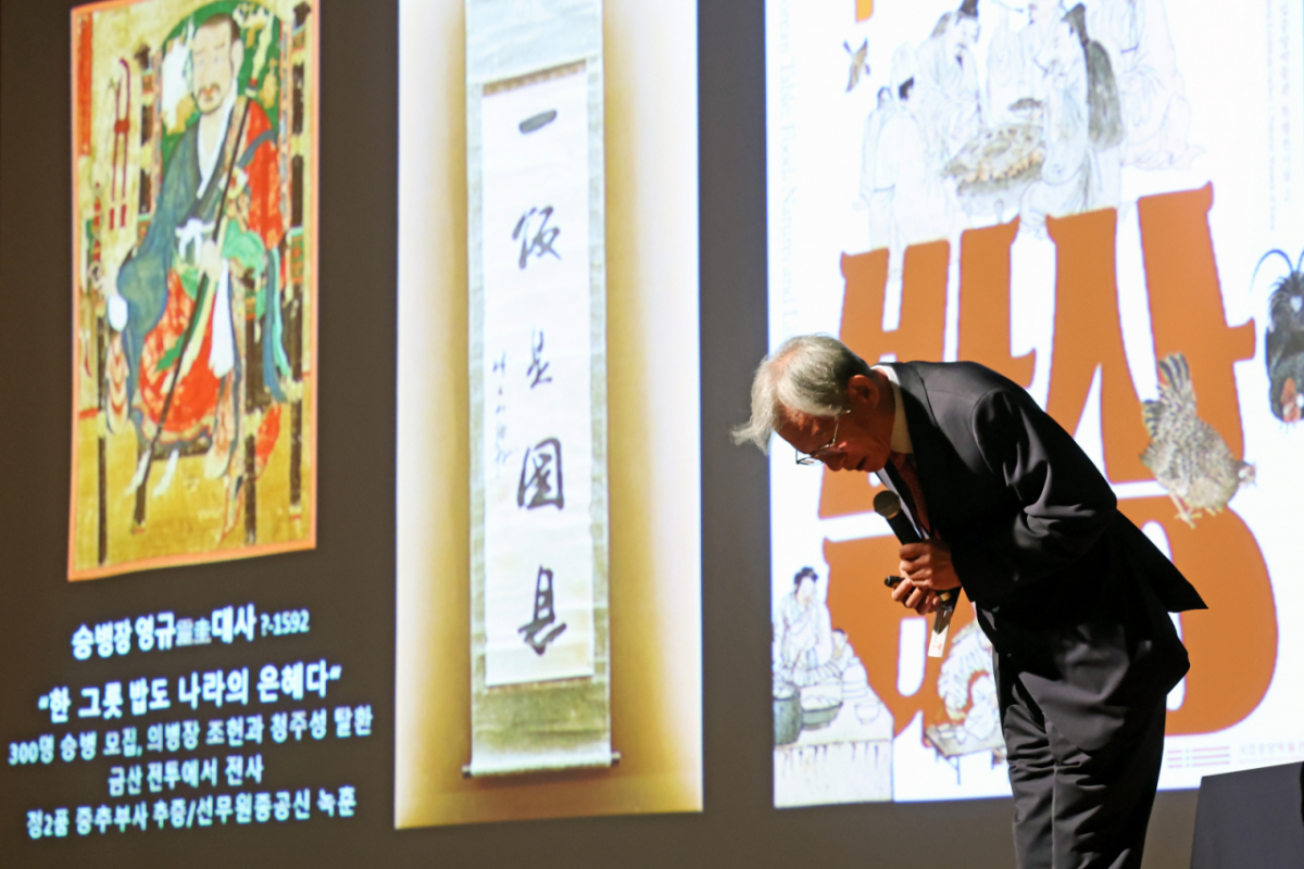 국립중앙박물관 관장이 10일 서울 용산구 국립중앙박물관 대강당에서 열린 특별 강연에 앞서 특별전 '우리들의 밥상' 전시품의 검증 미흡에 대해 사과를 하고 있다. / 사진 = 뉴시스