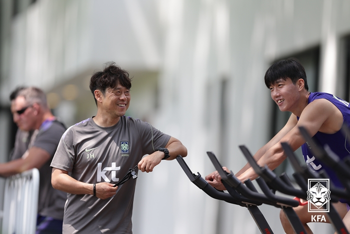 이재홍(왼쪽) 피지컬 코치. /사진=대한축구협회 제공