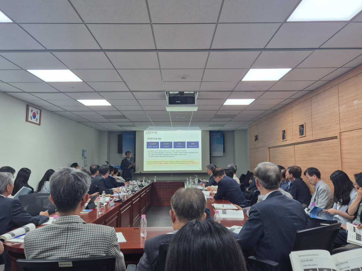 10일 서울 여의도 국회의원회관에서 열린 '국가과학기술 임무수행을 위한 출연연의 차세대 모델' 과학기술정책포럼에서 김성수 연세대 특임교수가 발언하고 있다. /사진=박건희 기자