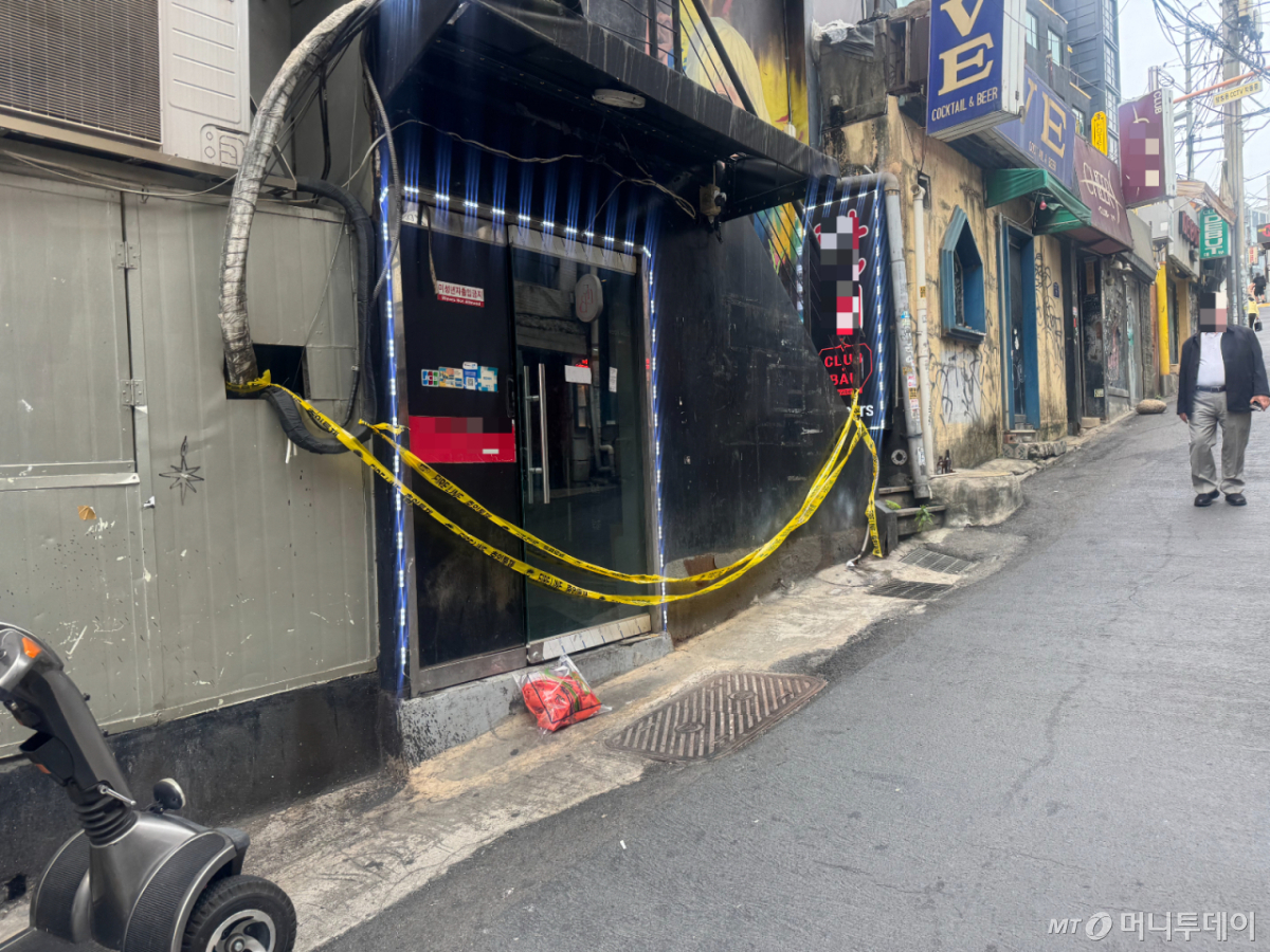 이태원 주점에서 30대 남성이 50대 남성을 때려 숨지게 하는 사건이 발생했다. 해당 주점 앞에 폴리스라인이 쳐진채 출입이 막힌 모습./사진=조유진 기자.