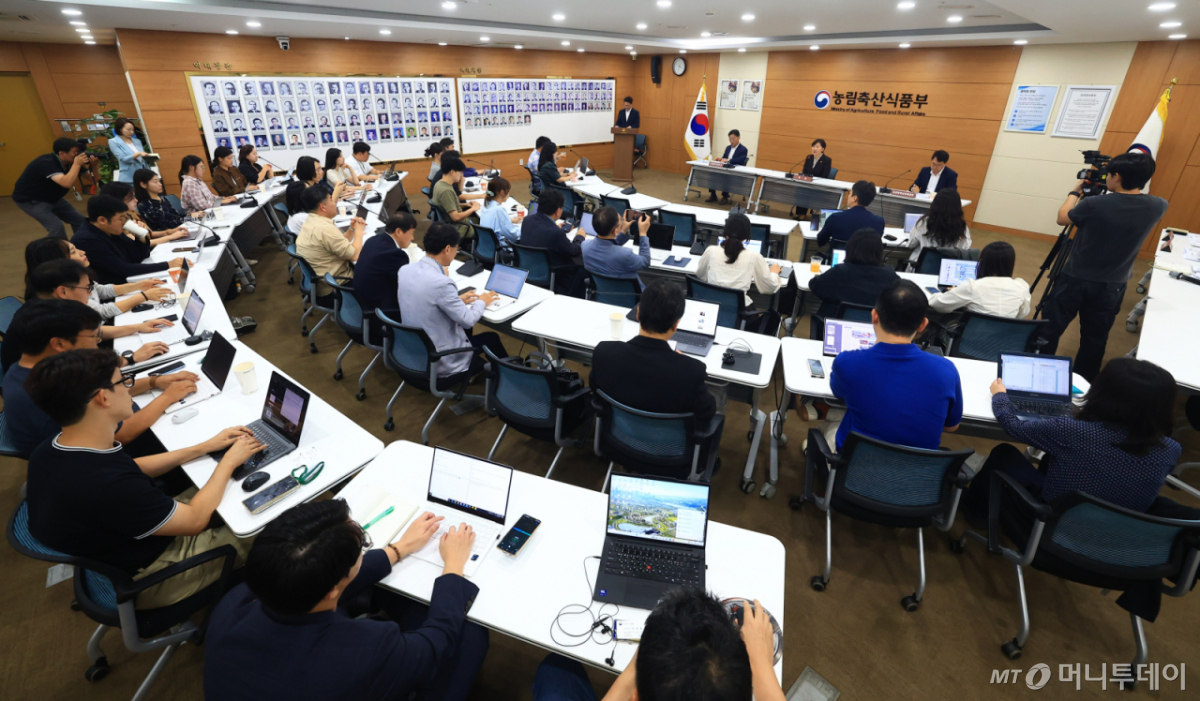 송미령 농림축산식품부 장관이 10일 정부세종청사에서 출입기자 간담회를 통해 하반기 주요 농정방향에 대해 설명하고 있다. /사진=농식품부