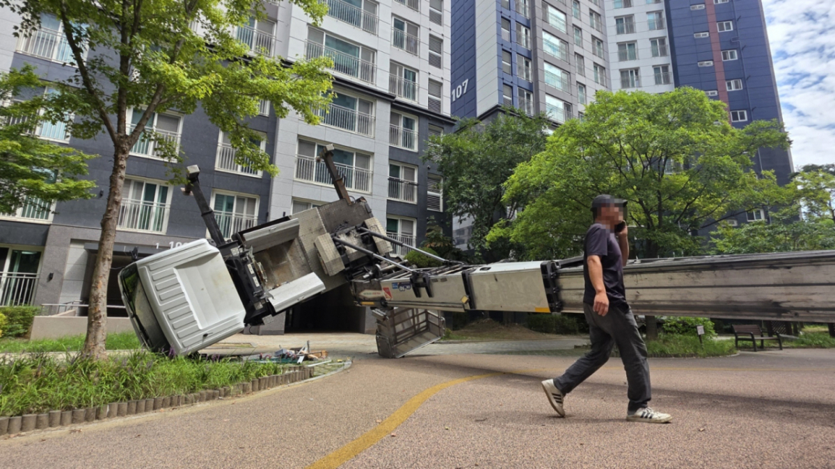 지난달 26일 천안시 동남구 신부동의 한 아파트에서 이사 사다리차가 쓰러졌다/사진=뉴스1 