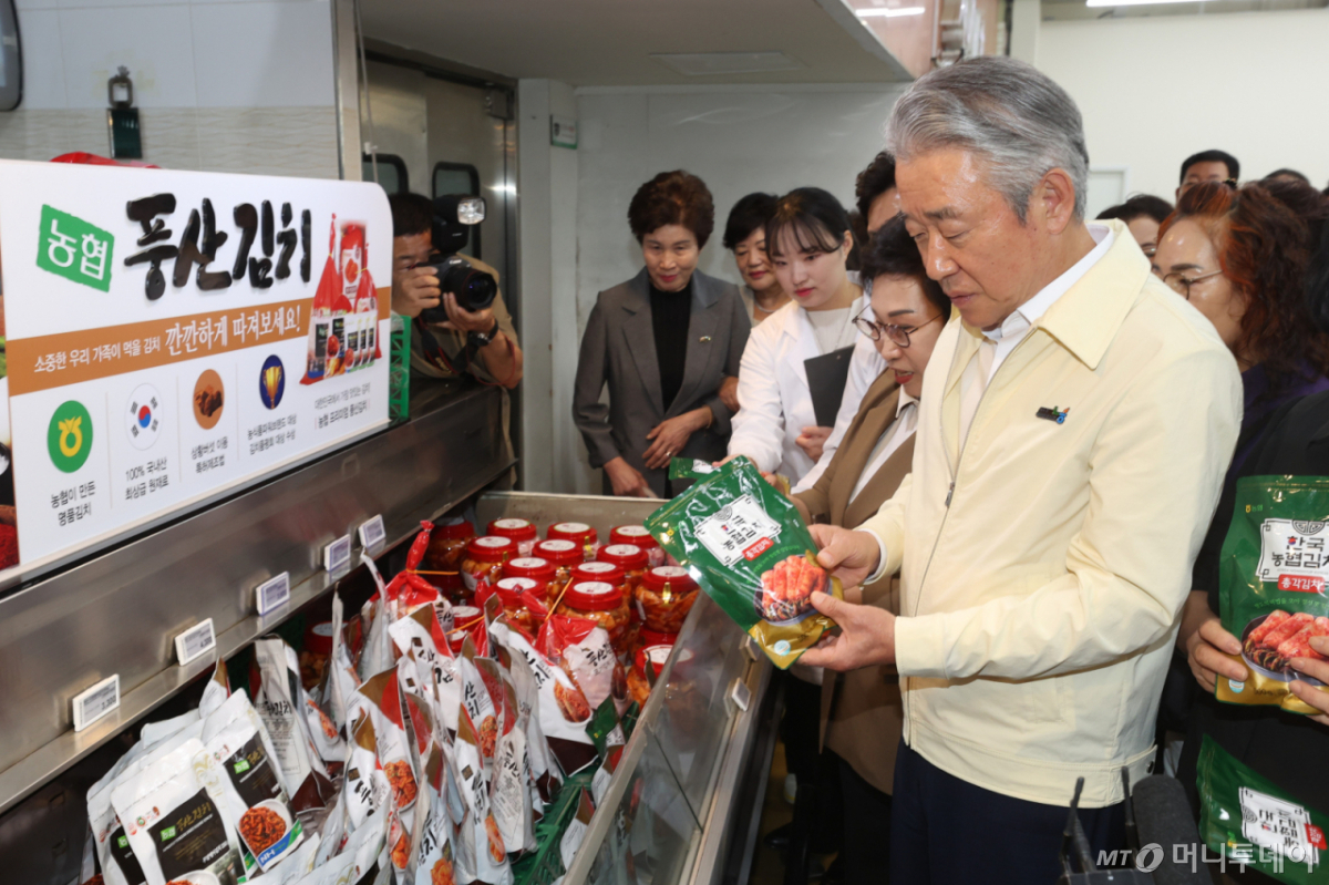 강호동 농협중앙회장(오른쪽)이 10일 서울 서초구 농협하나로마트 양재점에서 농협 김치 제품을 살펴보며 추석 성수품 판매 현황을 점검하고 있다. /사진=농협중앙회