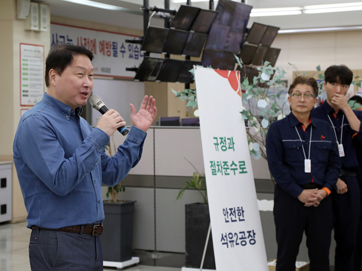 최태원 SK그룹 회장이 10일 울산 남구 SK이노베이션 울산CLX 현장경영(MBWA)에서 구성원들을 격려하고 있다./사진=SK그룹