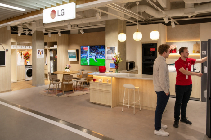 네덜란드 로테르담에 위치한 전자제품 매장 ‘미디어마크트 테크빌리지 로테르담’의 LG전자 매장에서 직원이 고객과 대화 중인 모습. 약 22평 규모의 매장 안에는 주방, 거실, 다용도실 등 유럽 생활 환경을 배경으로 다양한 고효율 가전제품이 전시돼 있으며, LG 씽큐(ThinQ)와 연계한 호미(Homey) 중심의 AI홈 솔루션 체험도 가능하다. /사진제공=LG전자