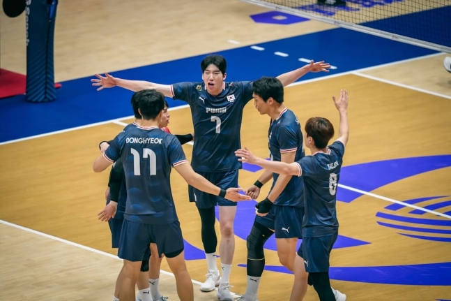한국 배구 대표팀이 10일 2026 아시아남자배구선수권 8강에서 중국을 상대로 득점 후 함께 기뻐하고 있다. /사진=FIVB 공식 홈페이지