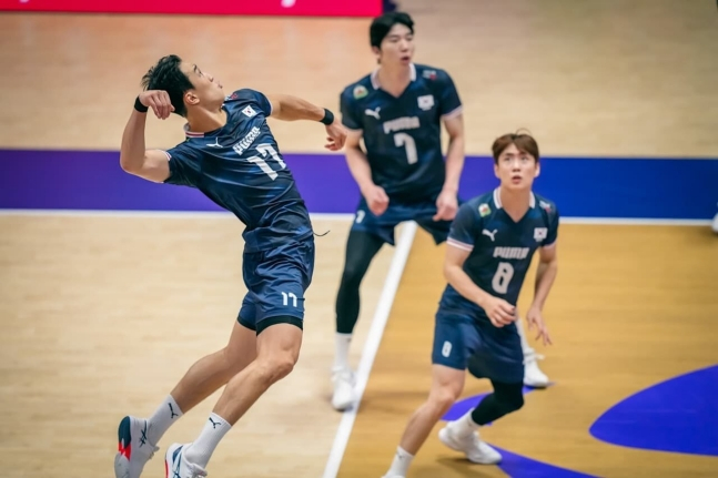 한국 배구 대표팀 임동혁(왼쪽)이 10일 2026 아시아남자배구선수권 8강에서 중국을 상대로 타점 높은 공격을 시도하고 있다. /사진=FIVB 공식 홈페이지