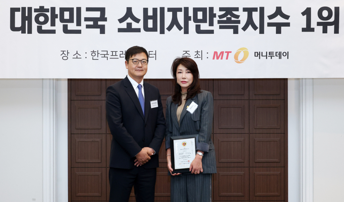 일미푸드 조수진 대표(오른쪽)가 '2026 대한민국 소비자만족지수1위' 수상 후 머니투데이 송기용 전무(왼쪽)와 기념 촬영을 하고 있다./사진=김창현 기자
