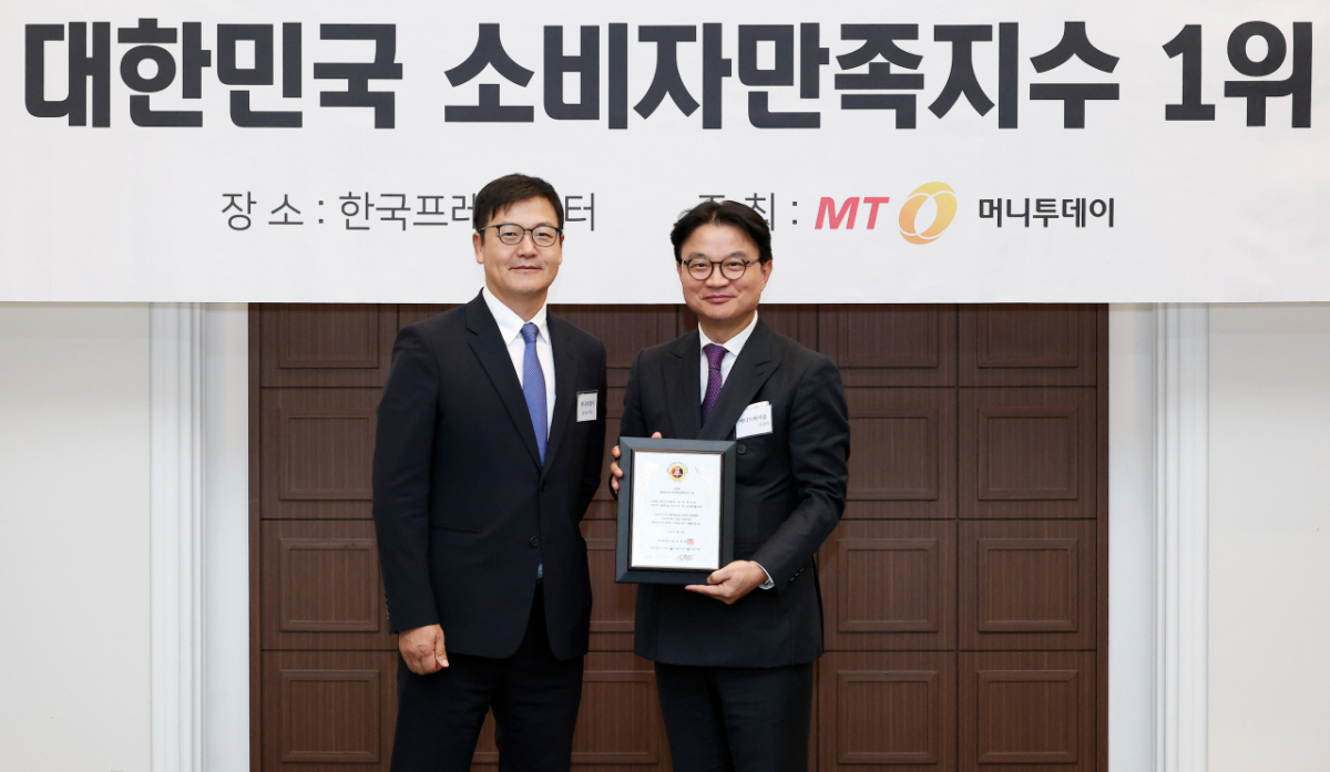 애디드바이옴 최정휘 대표(오른쪽)가 '2026 대한민국 소비자만족지수1위' 수상 후 머니투데이 송기용 전무(왼쪽)와 기념 촬영을 하고 있다./사진=김창현 기자