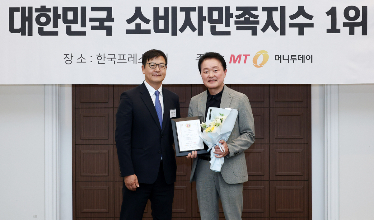 진이푸드 이석현 대표(오른쪽)가 '2026 대한민국 소비자만족지수1위' 수상 후 머니투데이 송기용 전무(왼쪽)와 기념 촬영을 하고 있다./사진=김창현 기자