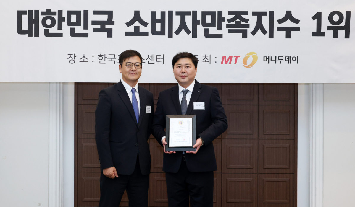 청년감자탕순대국 이정훈 대표(오른쪽)가 '2026 대한민국 소비자만족지수1위' 수상 후 머니투데이 송기용 전무(왼쪽)와 기념 촬영을 하고 있다./사진=김창현 기자
