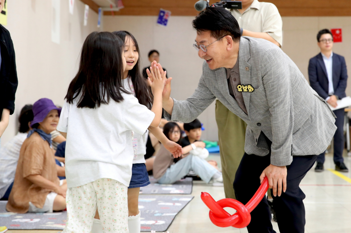 아이들과 소통하고 있는 유보화 서울 성동구청장./사진제공=서울 성동구