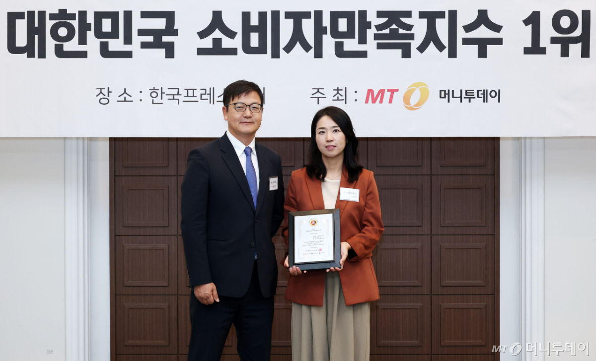 잉글리시에그 관계자(오른쪽)가 '2026 대한민국 소비자만족지수1위' 수상 후 머니투데이 송기용 전무(왼쪽)와 기념 촬영을 하고 있다./사진=김창현 기자