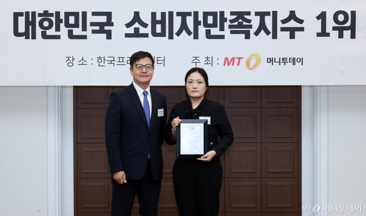 바스템 관계자(오른쪽)가 '2026 대한민국 소비자만족지수1위' 수상 후 머니투데이 송기용 전무(왼쪽)와 기념 촬영을 하고 있다./사진=김창현 기자