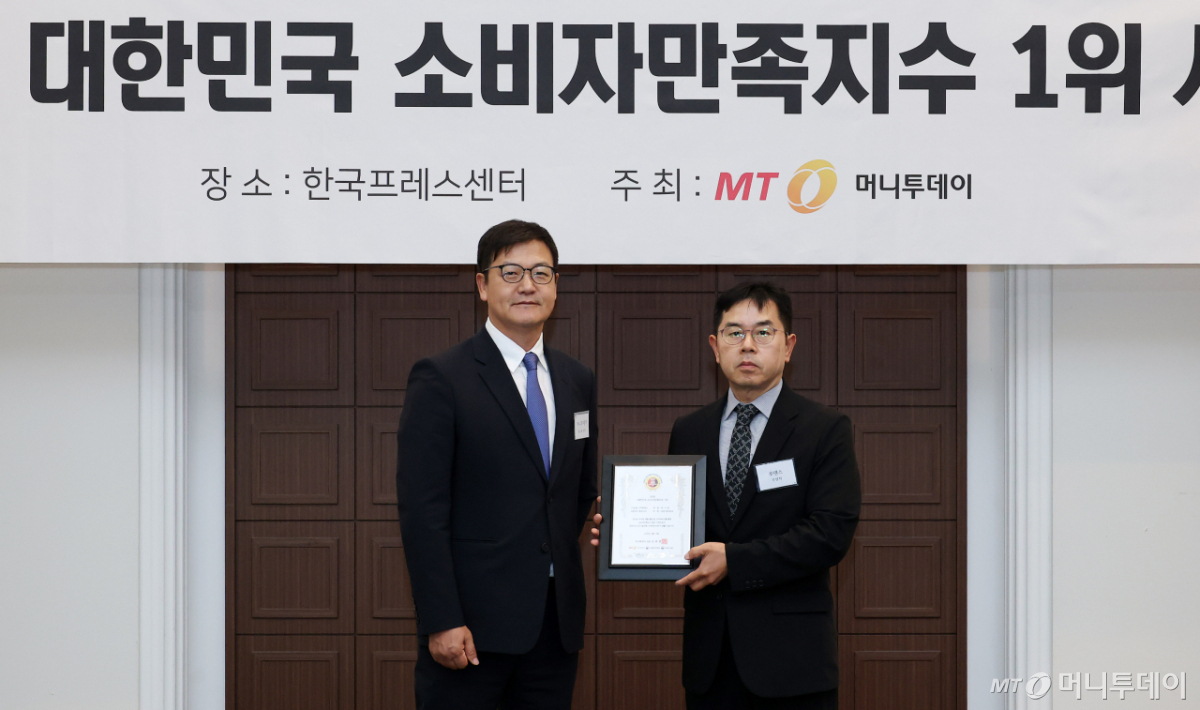 루덴스 오송호 상무(오른쪽)가 '2026 대한민국 소비자만족지수1위' 수상 후 머니투데이 송기용 전무(왼쪽)와 기념 촬영을 하고 있다./사진=김창현 기자