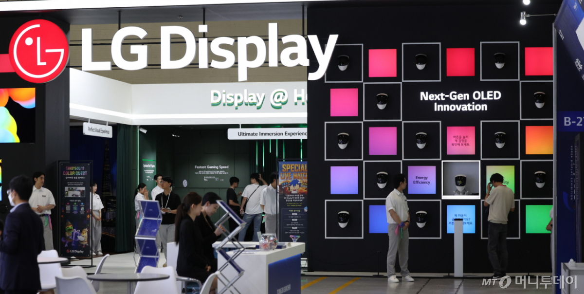 22일 서울 강남구 코엑스에서 열린 K-Display 2026 한국디스플레이산업전시회에서 방문객들이 LG디스플레이 부스를 관람하고 있다. /사진=뉴시스 /사진=김선웅