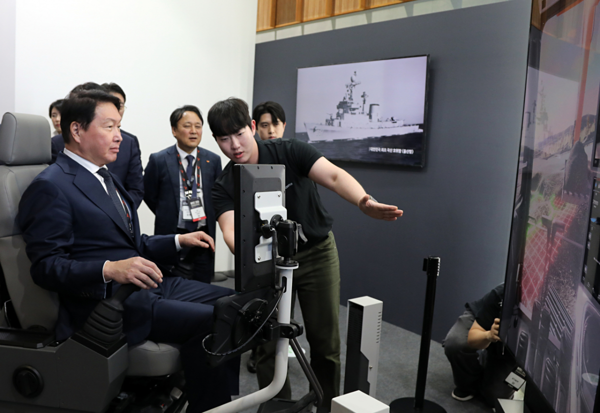 최태원 SK그룹 회장이 지난 11일 울산시 울주군 울산전시컨벤션센터(UECO)에서 ‘2026 울산포럼’과 연계해 열린 ‘울산세계미래산업박람회(WAVE 2026'전시장을 둘러보고 전시 콘텐츠를 직접 체험하고 있다./사진=SK