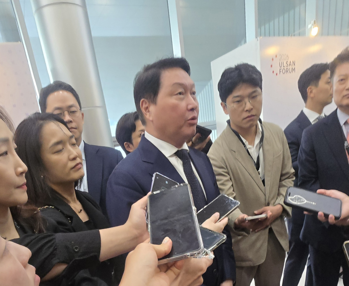 최태원 SK그룹 회장이 지난 11일 울산시 울주군 울산전시컨벤션센터(UECO)에서 열린 ‘2026 울산포럼’ 이후 기자들의 질문에 답하고 있다. /사진=박한나 기자