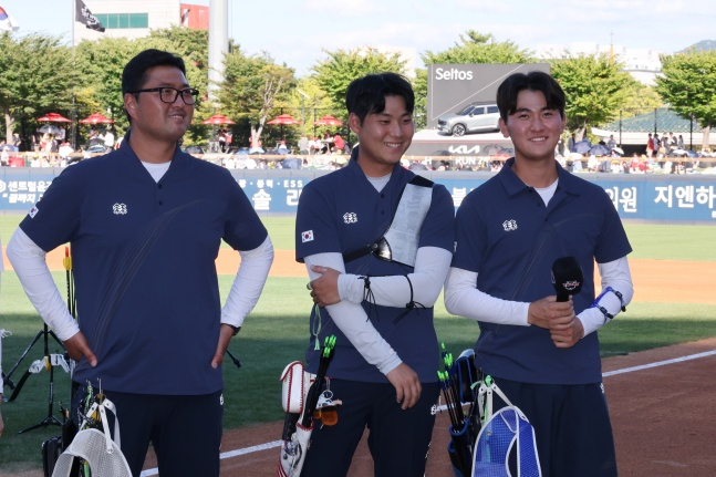한국 남자양궁 리커브 대표팀이 지난 5일 광주-기아챔피언스필드에서 2026 아이치·나고야 아시안게임 대비 특별 훈련을 실시하고 팬들에게 각오를 전했다. /사진=KIA 타이거즈 제공