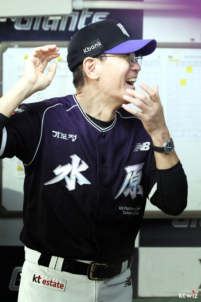 이강철 감독이 해맑게 웃고 있다. /사진=KT 위즈 제공