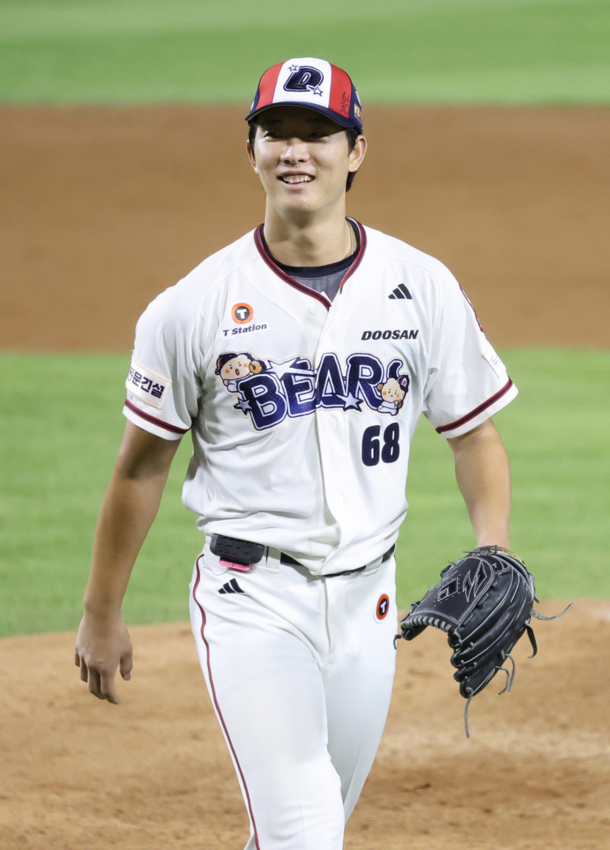 2026 신한 SOL KBO리그 두산 베어스 대 키움 히어로즈 경기가 8월 30일 서울 잠실야구장에서 열렸다.  두산 선발 최민석이 5회 투구를 마친 후 포수 양의지와 미소를 주고받으며 더그아웃으로 향하고 있다. /사진=김진경 kim.jinkyung@