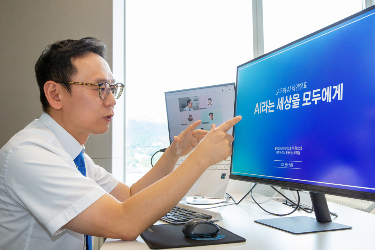 이진형 KT AX사업본부장 상무가 11일 온라인 브리핑에서 KT '모두의 AI' 전략을 소개하고 있다./사진 제공=KT