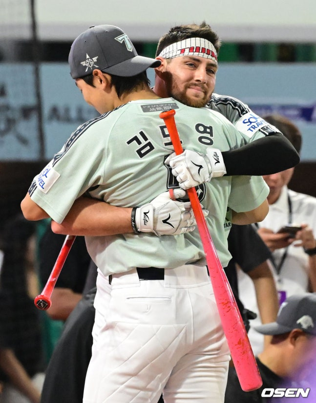 2024 올스타전에서 서로 포옹하는 오스틴과 김도영.