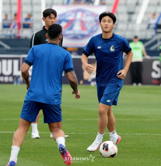 경기 전 몸을 푸는 안주완(오른쪽). /사진=강영조 선임 기자