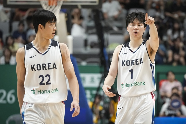 여준석과 이현중(오른쪽). /사진=대한민국농구협회 제공