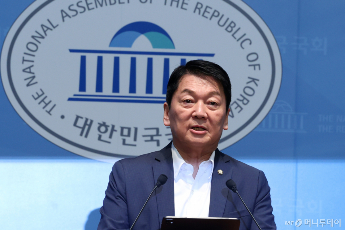 (서울=뉴스1) 황기선 기자 = 안철수 국민의힘 의원이 12일 오전 서울 여의도 국회 소통관에서 당 지도부와 조직강화특위에 쇄신안을 건의하고 있다. 2026.8.12/뉴스1 Copyright © 뉴스1. All rights reserved. 무단 전재 및 재배포, AI학습 이용 금지. /사진=(서울=뉴스1) 황기선 기자