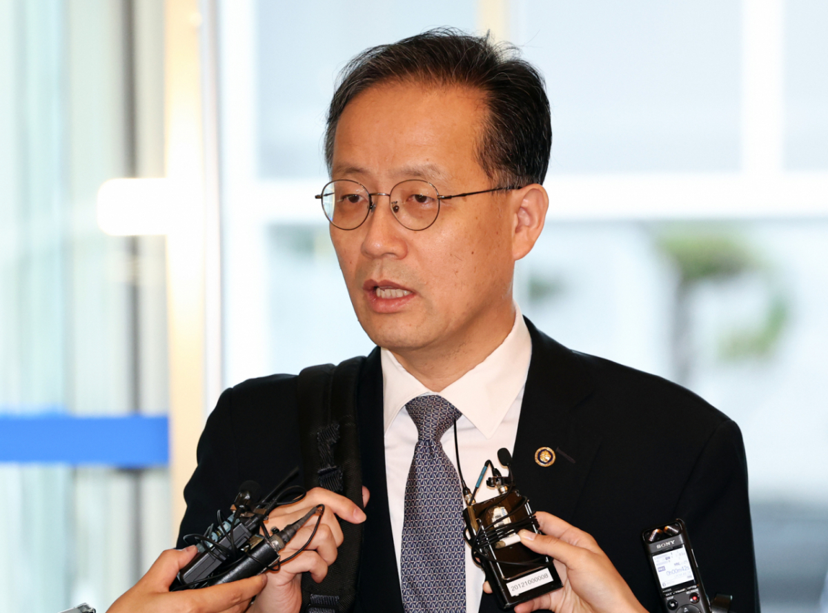 이형일 부총리 겸 재정경제부 장관 후보자가 3일 오전 서울 중구 예금보험공사에 마련된 인사 청문회 준비 사무실로 출근하며 취재진 질문에 답변하고 있다./사진제공=뉴스1