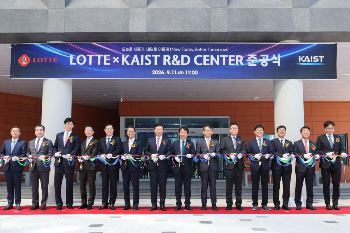 '롯데 x KAIST R&D센터' 준공식에 참여한 신동빈 롯데그룹 회장과 관계자들이 준공을 축하하며 커팅식을 하고 있는 모습 /사진제공=롯데그룹