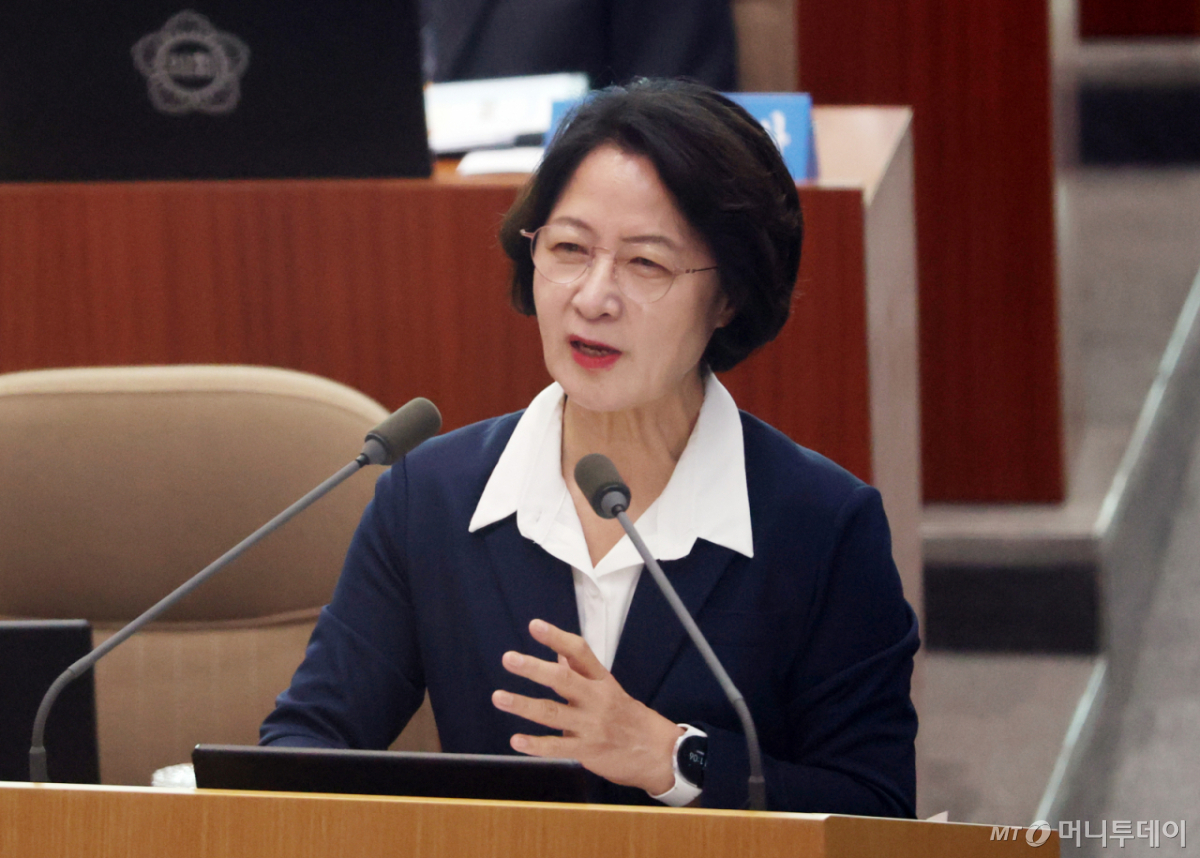 (수원=뉴스1) 김영운 기자 = 추미애 경기도지사가 2일 경기 수원시 영통구 경기도의회 본회의장에서 열린 '제393회 임시회 제2차 본회의'에서 임기 첫 대집행부 질문에 답하고 있다. 2026.9.2/뉴스1 Copyright © 뉴스1. All rights reserved. 무단 전재 및 재배포, AI학습 이용 금지. /사진=(수원=뉴스1) 김영운 기자