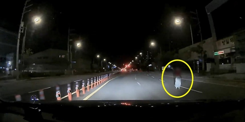 야간 주행 중 왕복 4차선 도로 한가운데 사람이 서 있어 자칫 대형 교통사고로 이어질 수 있었던 상황이 공개됐다./사진=보배드림 캡처