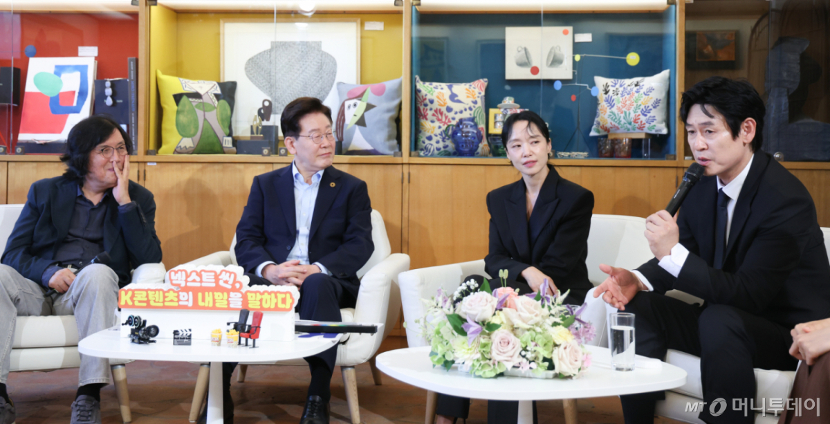 (생폴드방스(프랑스)=뉴스1) 이재명 기자 = 프랑스를 국빈 방문 중인 이재명 대통령이 7일(현지시간) 생폴드방스 매그 재단에서 열린 '뤼미에르 서밋' 영화인과의 대화에서 배우 설경구의 발언을 듣고 있다. 왼쪽부터 이창동 감독, 이재명 대통령, 배우 전도연, 설경구. 2026.9.7/뉴스1  Copyright © 뉴스1. All rights reserved. 무단 전재 및 재배포,  AI학습 이용 금지. /사진=(생폴드방스(프랑스)=뉴스1) 이재명 기자