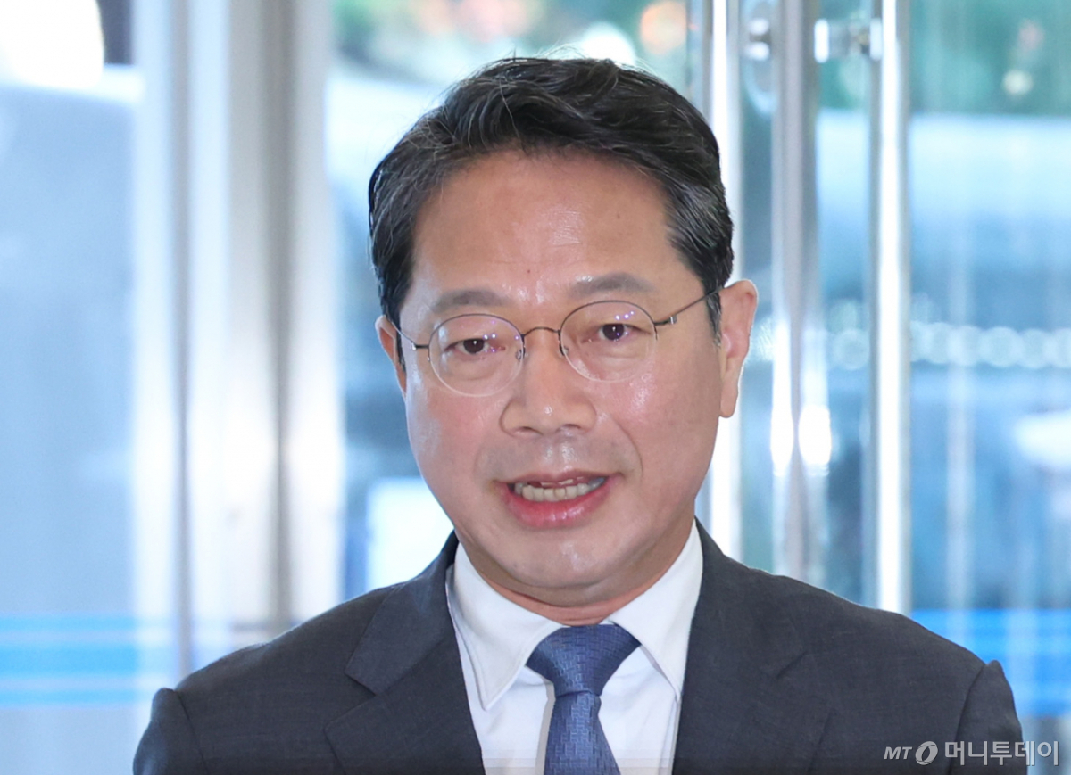 [서울=뉴시스] 조수정 기자 = 김승원 법무부 장관 후보자가 11일 오전 서울 종로구에 마련된 인사청문회 준비사무실로 출근하고 있다. 2026.09.11. chocrystal@newsis.com /사진=조수정