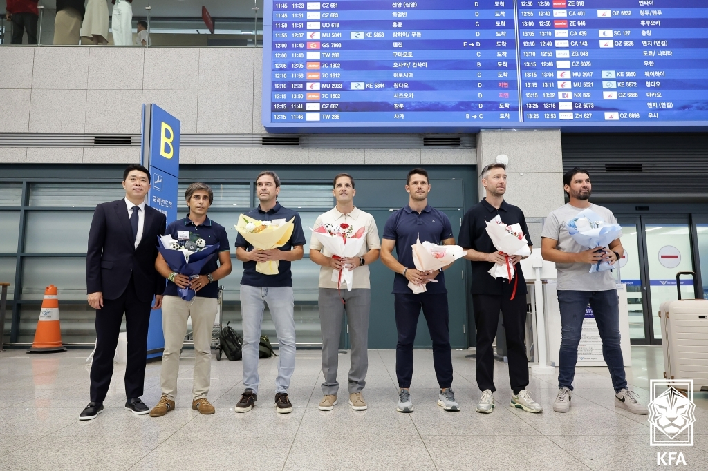 로베르트 모레노(가운데) 대한민국 축구대표팀 임시 감독 등 코치진이 13일 인천국제공항을 통해 입국한 뒤 기념사진을 촬영하고 있다. /사진=대한축구협회 제공