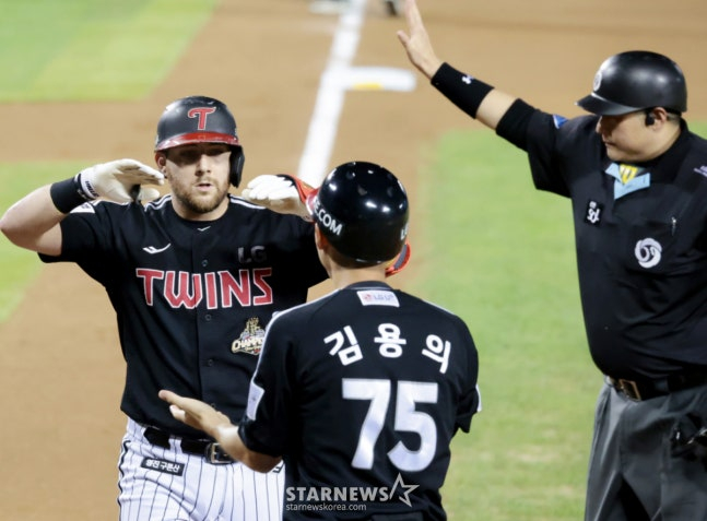 오스틴이 3일 잠실야구장에서 열린 2026KBO리그 두산베어스와 LG트윈스 경기 1회초 2루타에 이어 4회초 1사 후 곽빈을 상대로 중월 솔로홈런을 터트린 후 홈인하고 있다. 2026.09.03. /사진=강영조 cameratalks@